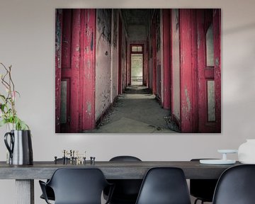 Roter Korridor im verlassenen und verfallenen Schulgebäude von Art By Dominic