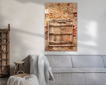 Luiken van hout voor een raam met muur van Bobsphotography