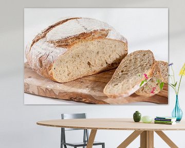 Zelfgebakken zuurdesembrood op een houten plank van Ans van Heck