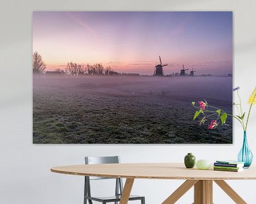 Stimmungsvoller nebliger Sonnenaufgang bei den Mühlen von Leidschendam von Gijs Rijsdijk