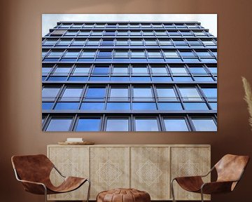 Reflecterende gevel van moderne kantoorgebouwen onder blauwe hemel van MPfoto71