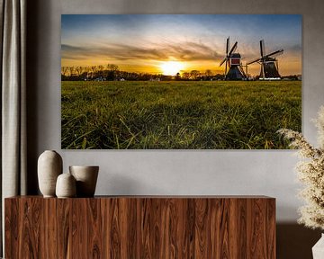 Nederlandse Windmolen in zonsondergang landschap van Jan Hermsen