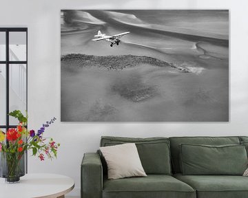 Flugzeug über dem Wattenmeer in schwarz-weiß von Planeblogger