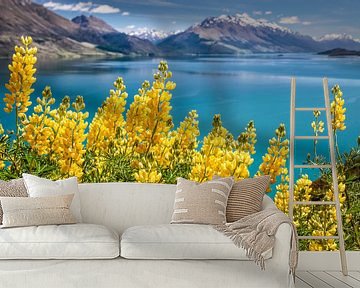 Gele lupinen bij Lake Wakatipu, Nieuw Zeeland van Christian Müringer
