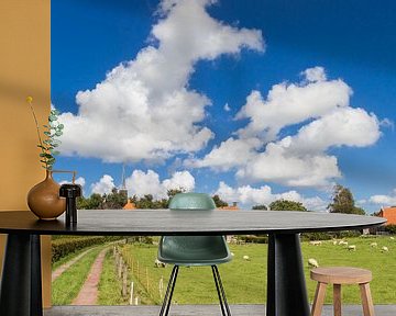 Mooie wolkenlucht boven het dorpje Niehove in Groningen van Marc Venema