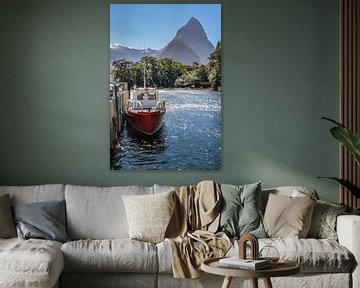 Milford Sound steiger met Mitre Peak, Nieuw-Zeeland van Christian Müringer