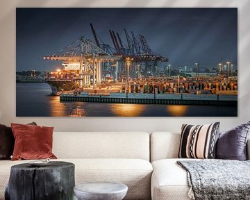 Panorama eines Containerterminals im Hamburger Hafen bei Nacht von Jonas Weinitschke