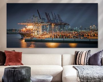 Panorama van een containerterminal in de haven van Hamburg bij nacht van Jonas Weinitschke