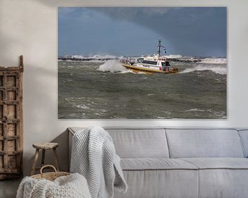 Pilot Tender Lacerta door de woeste golven IJmuiden. van scheepskijkerhavenfotografie