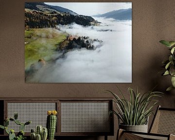 Forêt dans le brouillard au-dessus de Mittersill Pinzgau Autriche Salzburgerland