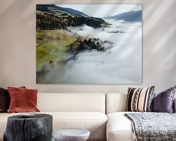 Bos in mist boven Mittersill Pinzgau Oostenrijk Salzburgerland van Daniel Kogler