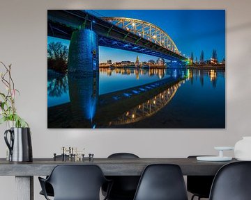 Arnhemse  Rijnbrug in het blauwe uurtje van Dave Zuuring