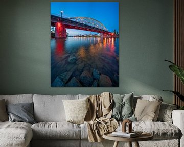 Uniek staand beeld van de Arnhemse Rijnbrug in de avond van Dave Zuuring