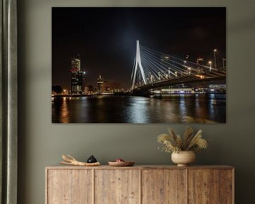 Rotterdam met haar Erasmusbrug in de nacht. van Jaap van den Berg