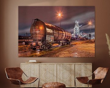 Scène van de nacht met een treinwagon en de industrie op de achtergrond, Antwerpen 2 van Tony Vingerhoets