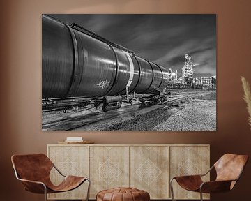 Nacht scène met treinwagon en olieraffinaderij op de achtergrond, Antwerpen van Tony Vingerhoets