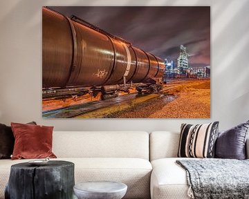 Scène van de nacht met een treinwagon en olieraffinaderij op de achtergrond, Antwerpen 2 van Tony Vingerhoets