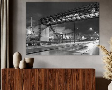 Regenachtige nacht met raffinaderij en grote pijpleiding brug, België van Tony Vingerhoets