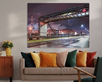 Regenachtige nacht met raffinaderij en grote pijpleiding brug, België 2 van Tony Vingerhoets