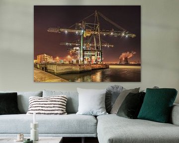 Containerterminal Kran mit Kraftwerk im Hintergrund, Antwerpen von Tony Vingerhoets