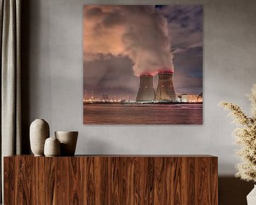 Kerncentrale Doel in de nacht met rookpluimen, Antwerpen van Tony Vingerhoets