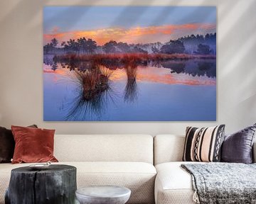 Sonnenaufgang mit blauem Himmel und dramatische Wolken spiegelt sich in einem lake_1