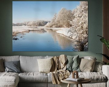 Winterse rivier met weerspiegeling van besneeuwde bomenn van Karla Leeftink