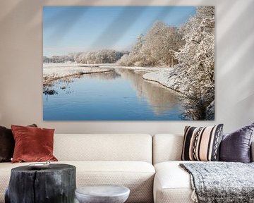 Winterse rivier met weerspiegeling van besneeuwde bomenn van Karla Leeftink