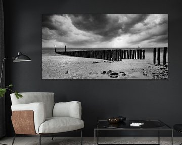 Tempête sur la côte de Zélande, Zoutelande en noir et blanc sur Marjolein van Middelkoop