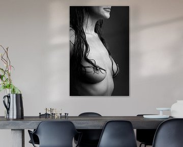 Photo painting of a nude woman's body with drops of water by Retinas Fotografie