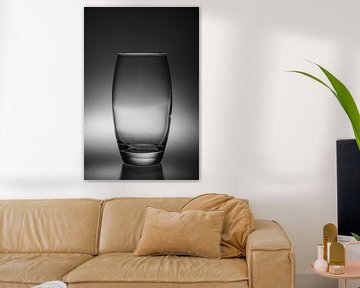 Zwart wit afbeelding van een drink glas met een zochte achtergrond belichting van Kim Willems