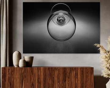 Schwarz-Weiß-Bild eines Weinglases mit einer weichen Hintergrundbeleuchtung