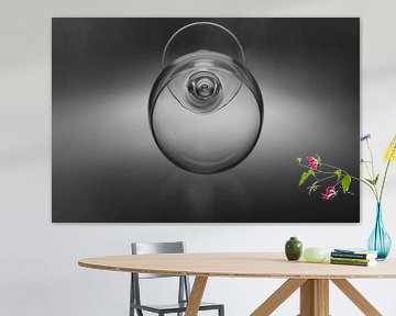 Zwart wit afbeelding van een wijn glas met een zochte achtergrond belichting van Kim Willems