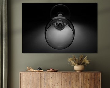 Schwarz-Weiß-Bild eines Weinglases mit einer weichen Hintergrundbeleuchtung von Kim Willems