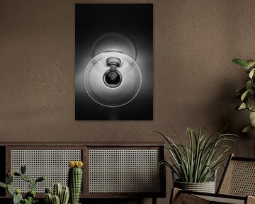 Zwart wit afbeelding van een wijn glas met een zochte achtergrond belichting van Kim Willems