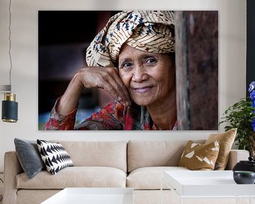 Oude vrouw Kampong Indonesië van Tom Oosthout