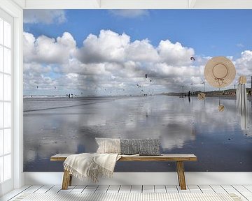 Kitesurfers bij eb op het strand van Wijk aan Zee - sport en natuurfotografie. van Christa Stroo fotografie