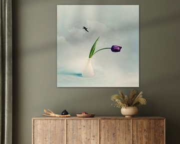 Oben in den Wolken mit einer lila Tulpe v2 von Mariska Vereijken
