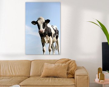 Een koe met een helder blauwe lucht van Christian Van Ettekoven