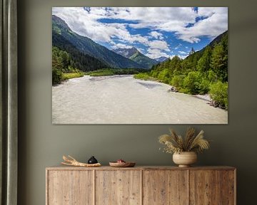 De rivier Lech tussen de Alpen in Tirol, Oostenrijk van Gerwin Schadl