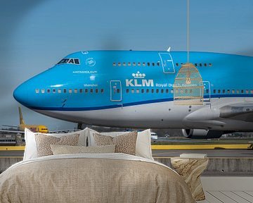 Taxiënde KLM Boeing 747-400 passagiersvliegtuig. van Jaap van den Berg