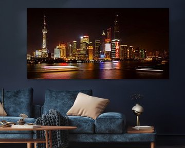 Shanghai Pudong skyline verlicht van Remco Bosshard