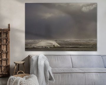 Leuchtende Wellen gegen dunkle Wolken von Menno van Duijn