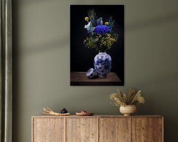 Modern stilleven boeket bloemen in Delfts blauw vaas van Marjolein van Middelkoop