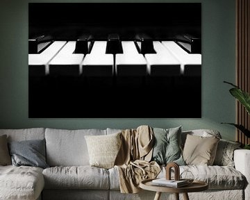 Clavier de piano en gros plan minimaliste noir et blanc sur Andreea Eva Herczegh