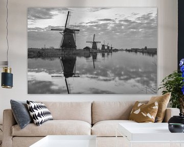 Zonsopkomst bij Kinderdijk in zwart-wit van Ad Jekel