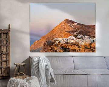 Sonnenuntergang im Dorf Chora auf der Insel Folegandros, Griechenland von Teun Janssen