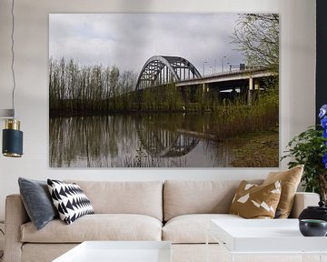 Oude boogbrug Lekbrug bij Vianen en Nieuwegein over de rivier de Lek met mooie reflecties in het wat van Robin Verhoef