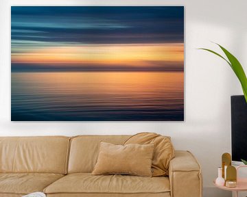 Abstracte zonsondergang zee met intense kleuren van Ellis Peeters