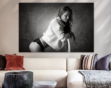 Sensuele foto van een vrouw in lingerie hangend op een stoel van Retinas Fotografie